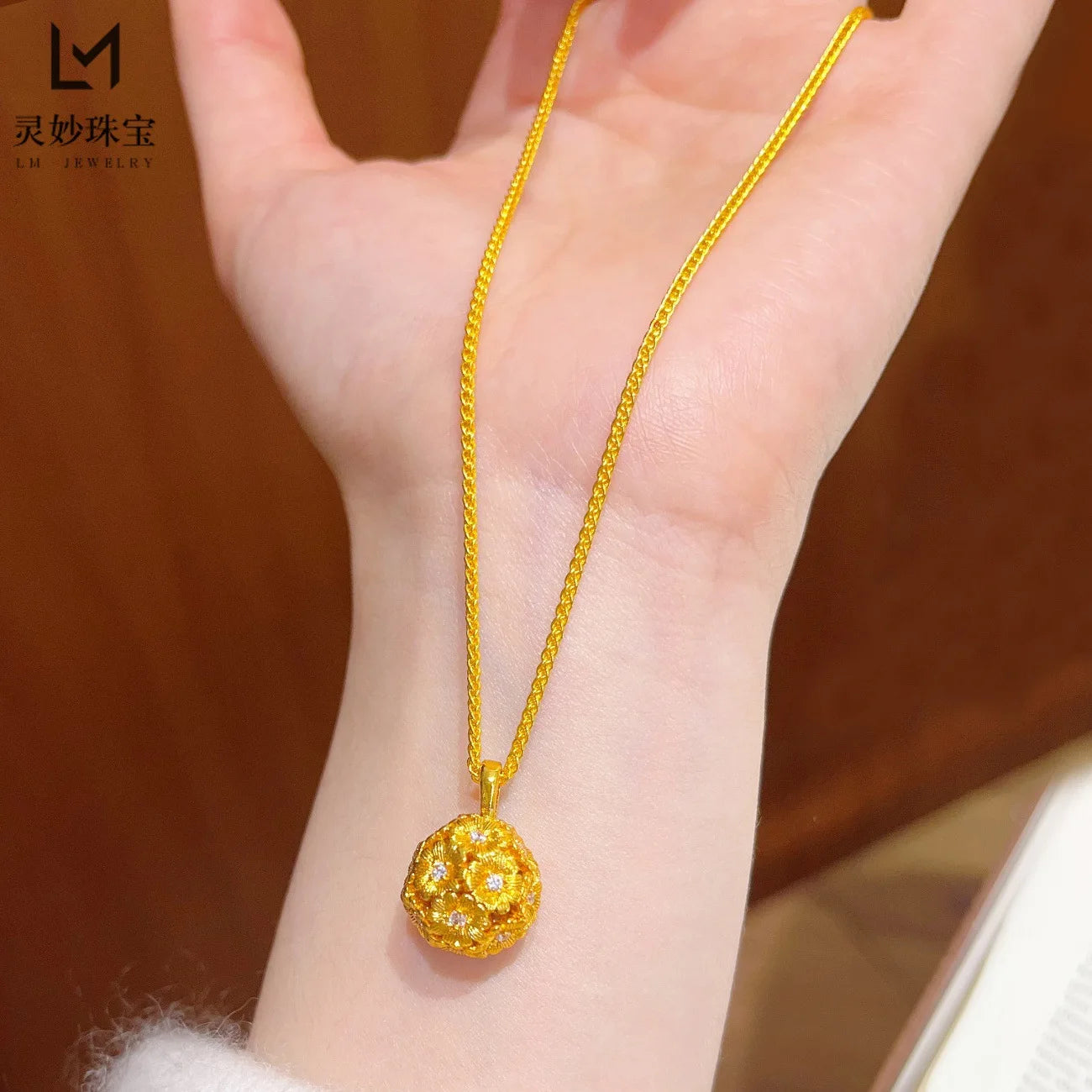 Daisy Hydrangea Flower Pendant Necklace With Zircon