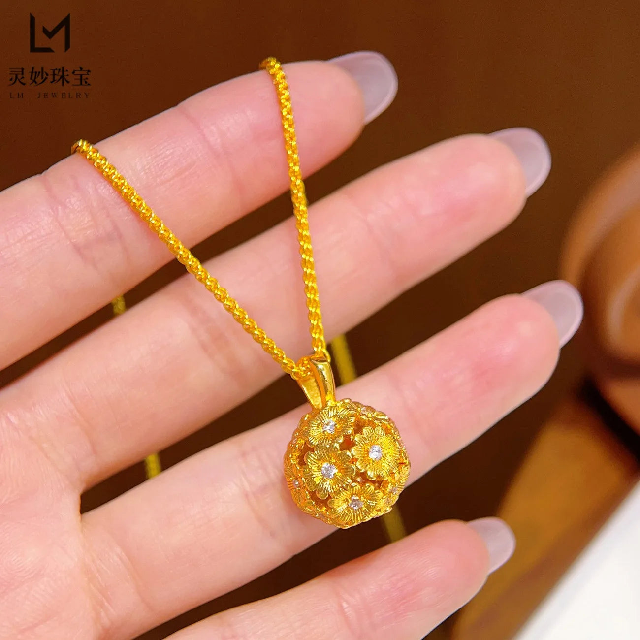 Daisy Hydrangea Flower Pendant Necklace With Zircon