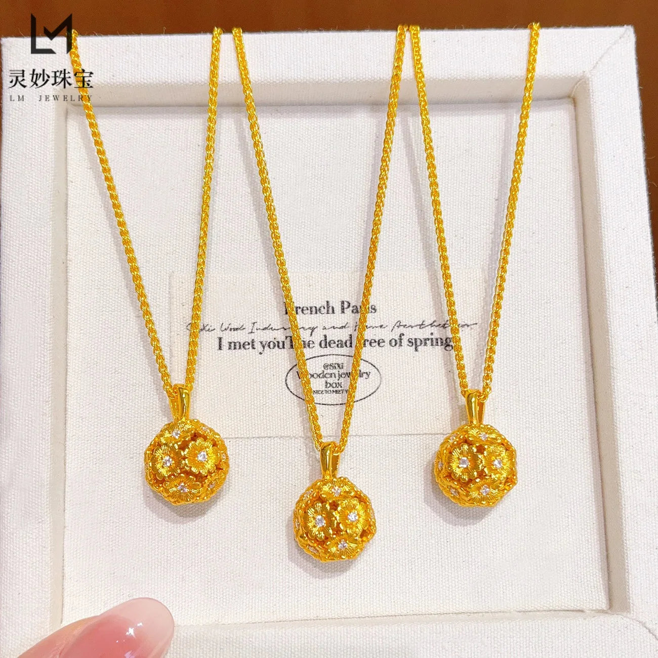 Daisy Hydrangea Flower Pendant Necklace With Zircon