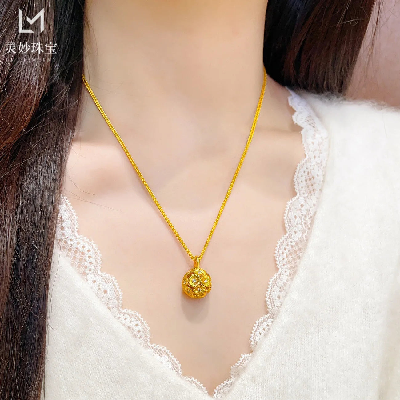 Daisy Hydrangea Flower Pendant Necklace With Zircon